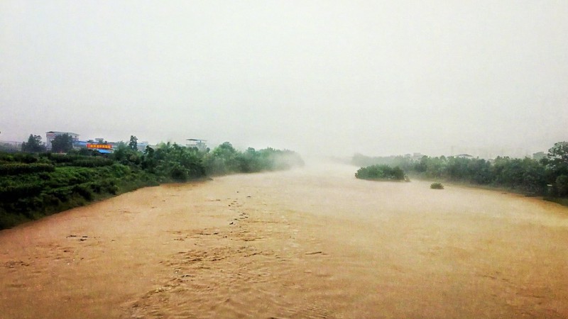 trung quoc lien tuc co mua lon, keo dai gan 1 thang hinh 1