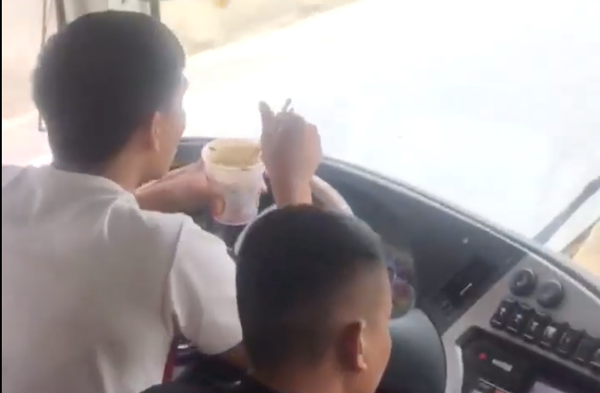 tai xe vua lai xe giuong nam vua an mi tom, hanh khach "on lanh" hinh 1