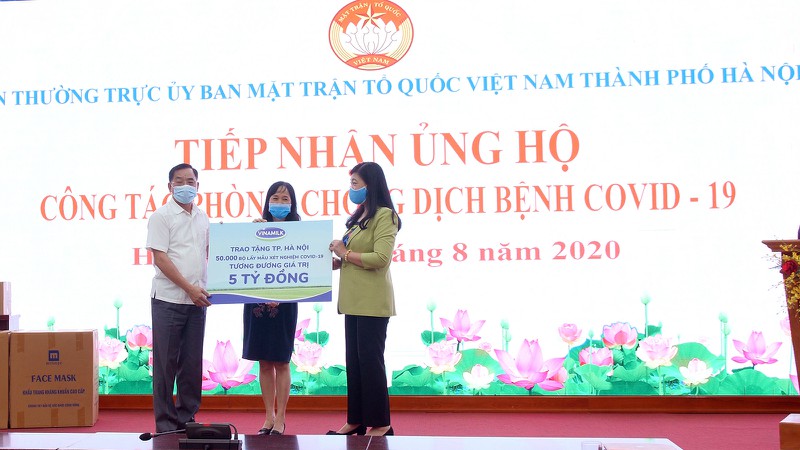 vinamilk ung ho 8 ty dong cho ha noi va 3 tinh mien trung chong dich hinh 1