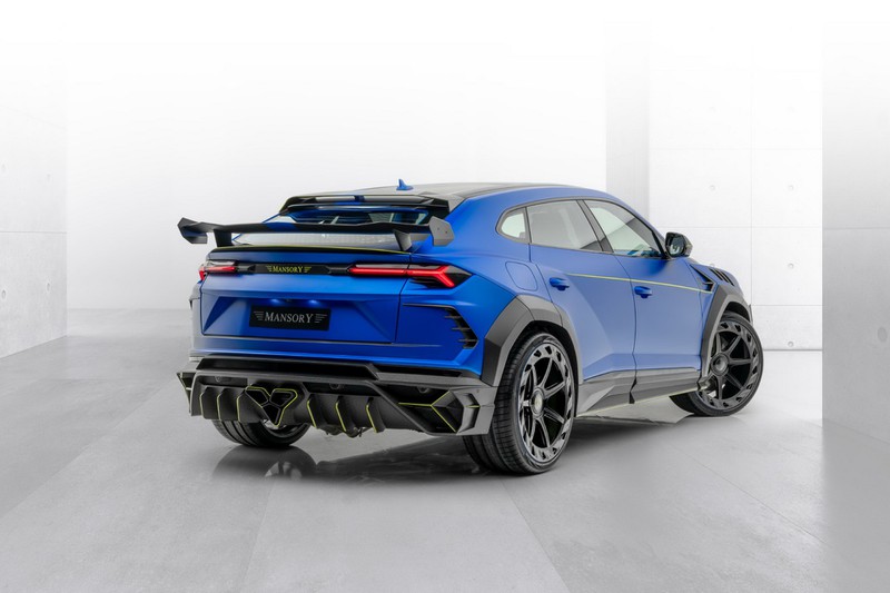 doc dao lamborghini urus duoc "son" mau xanh tu trong ra ngoai hinh 2