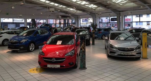 doanh so xe moi tai duc giam 50% du showroom da mo cua tro lai hinh 1
