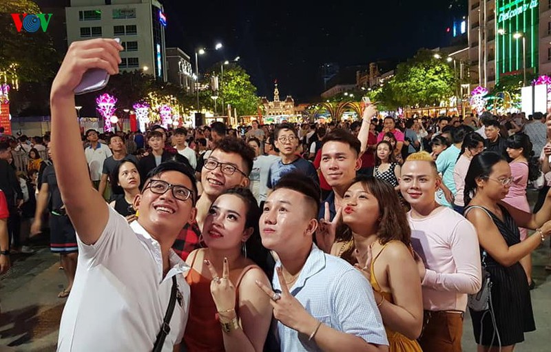 truc tiep: cung vov don giao thua va nam moi canh ty 2020 hinh 90