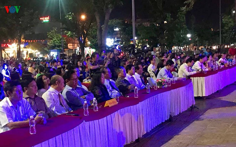 truc tiep: cung vov don giao thua va nam moi canh ty 2020 hinh 85