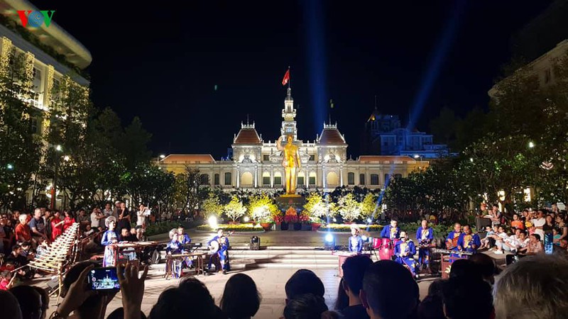 truc tiep: cung vov don giao thua va nam moi canh ty 2020 hinh 140