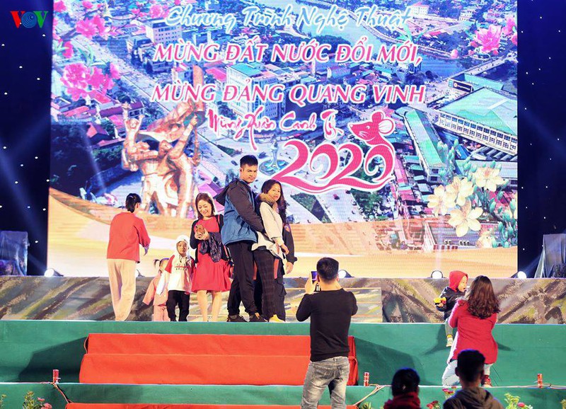 truc tiep: cung vov don giao thua va nam moi canh ty 2020 hinh 98