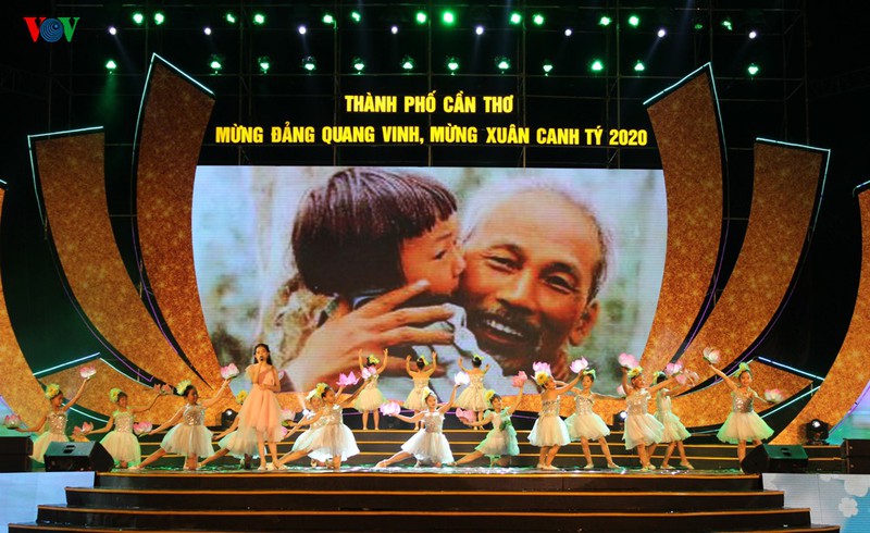 truc tiep: cung vov don giao thua va nam moi canh ty 2020 hinh 19