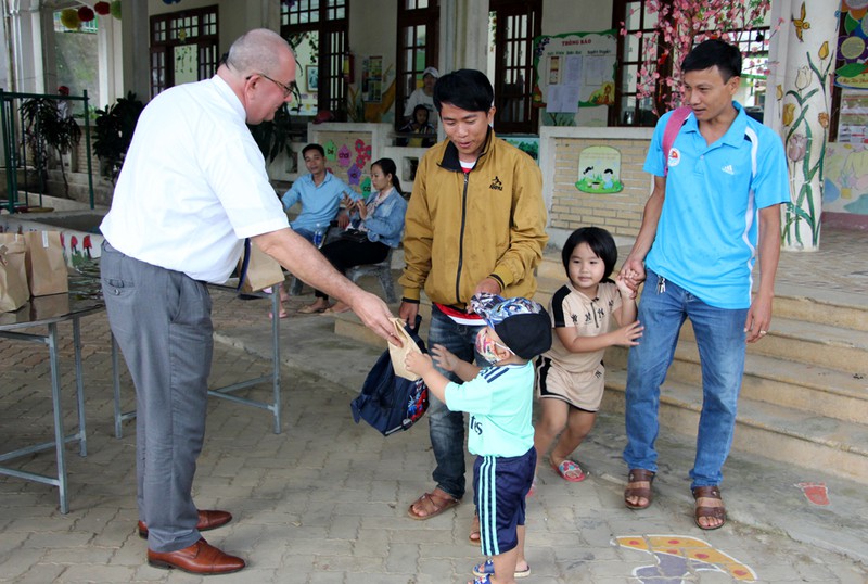 dai su bi tang qua cho 6.200 tre mam non o mot so tinh mien trung hinh 1