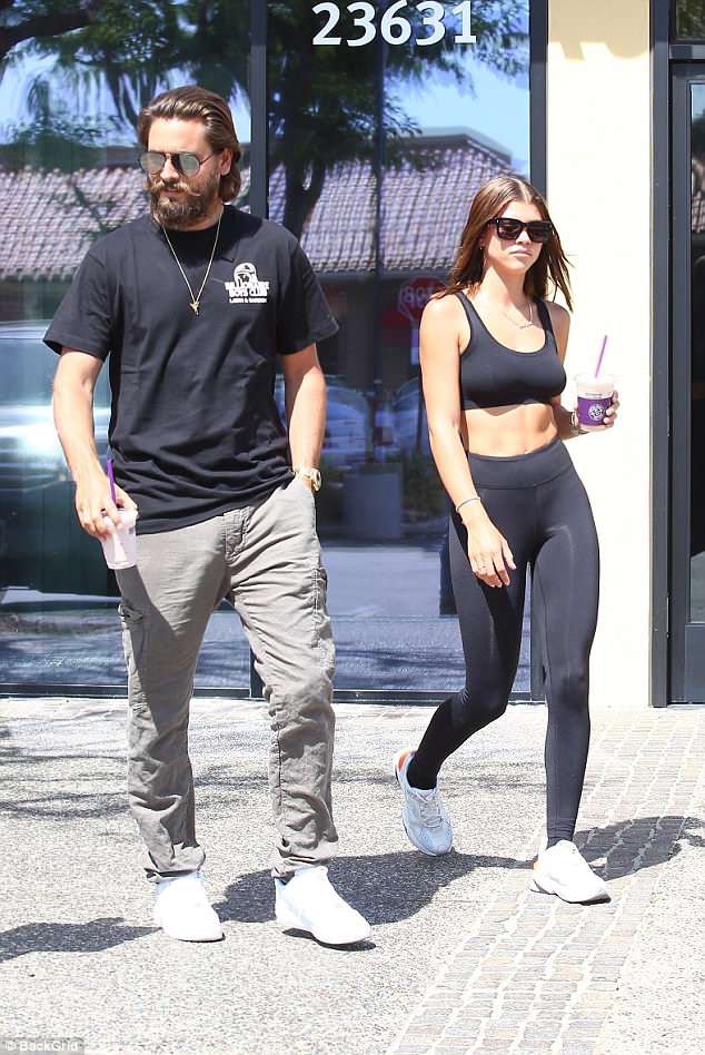 sofia richie tinh tu ben ban trai hon 16 tuoi sau 1 tuan chia tay hinh 9
