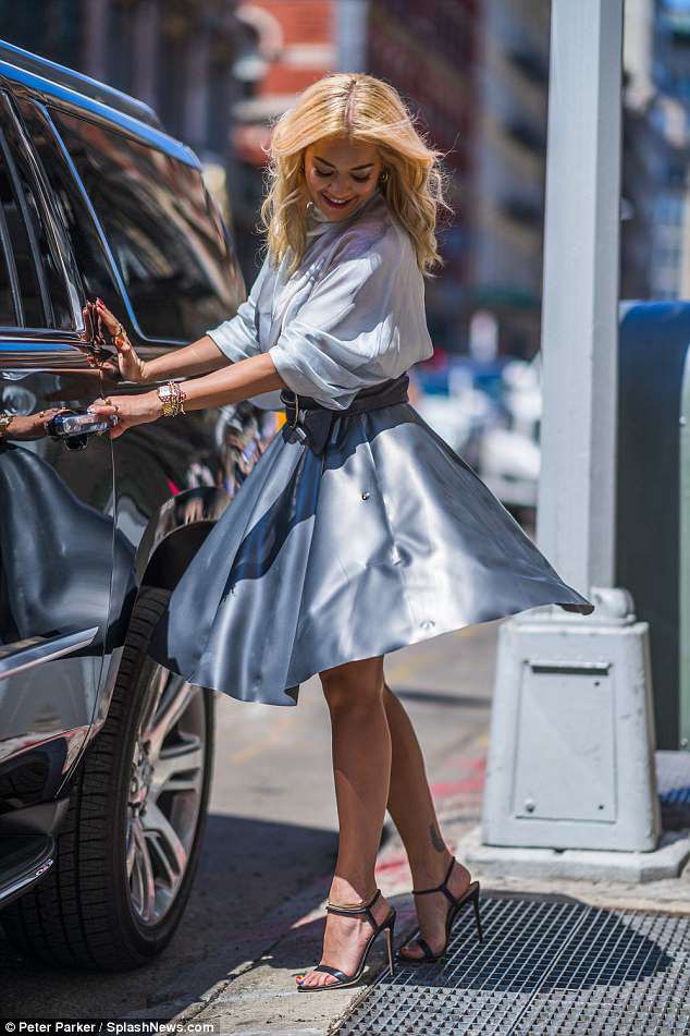 rita ora suyt gap su co trang phuc khi mac do giong marilyn monroe  hinh 6