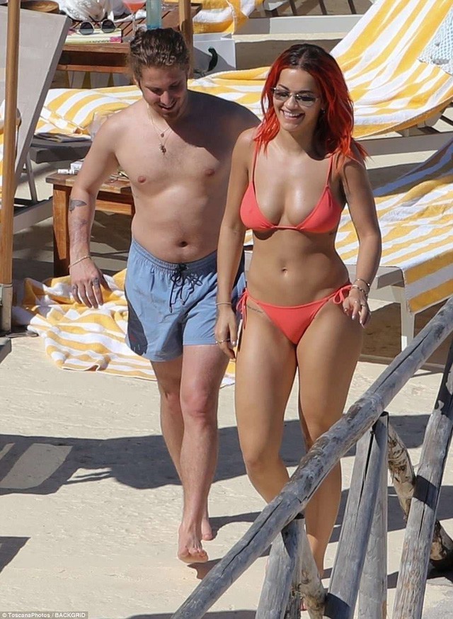 rita ora suyt gap su co trang phuc khi mac do giong marilyn monroe  hinh 8