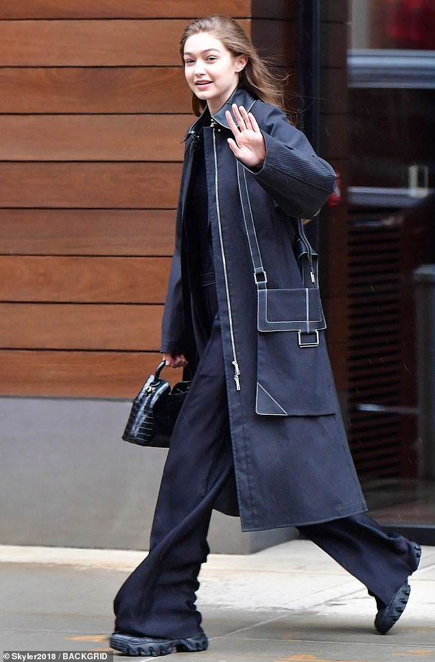 gigi hadid khoe nuoc da trang non, tu tin de mat moc xinh dep ra pho hinh 1