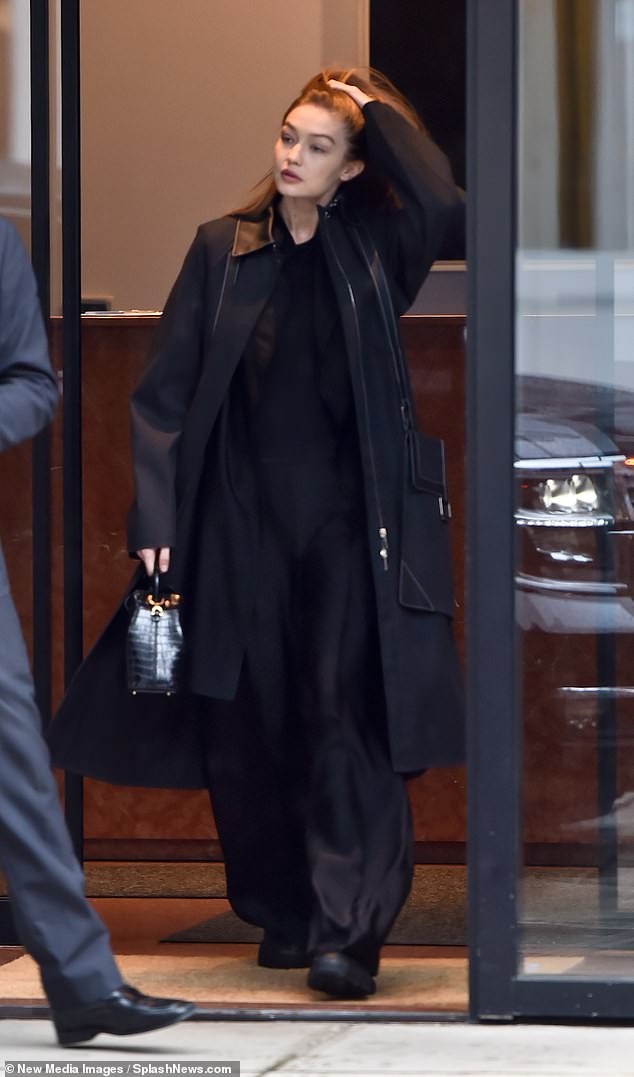 gigi hadid khoe nuoc da trang non, tu tin de mat moc xinh dep ra pho hinh 2