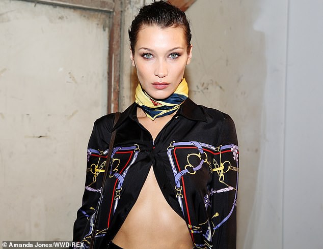 bella hadid buong nut ao ho hung, khoe vong eo san chac ra pho hinh 1