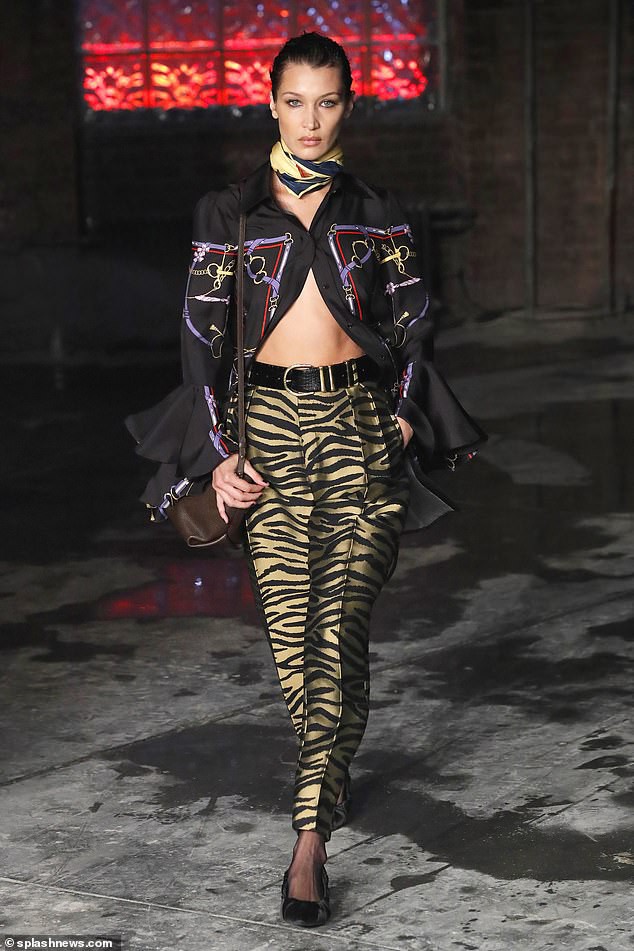 bella hadid buong nut ao ho hung, khoe vong eo san chac ra pho hinh 2
