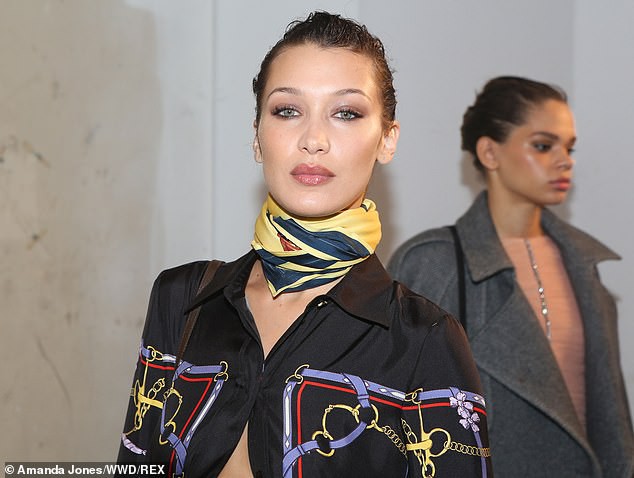 bella hadid buong nut ao ho hung, khoe vong eo san chac ra pho hinh 3