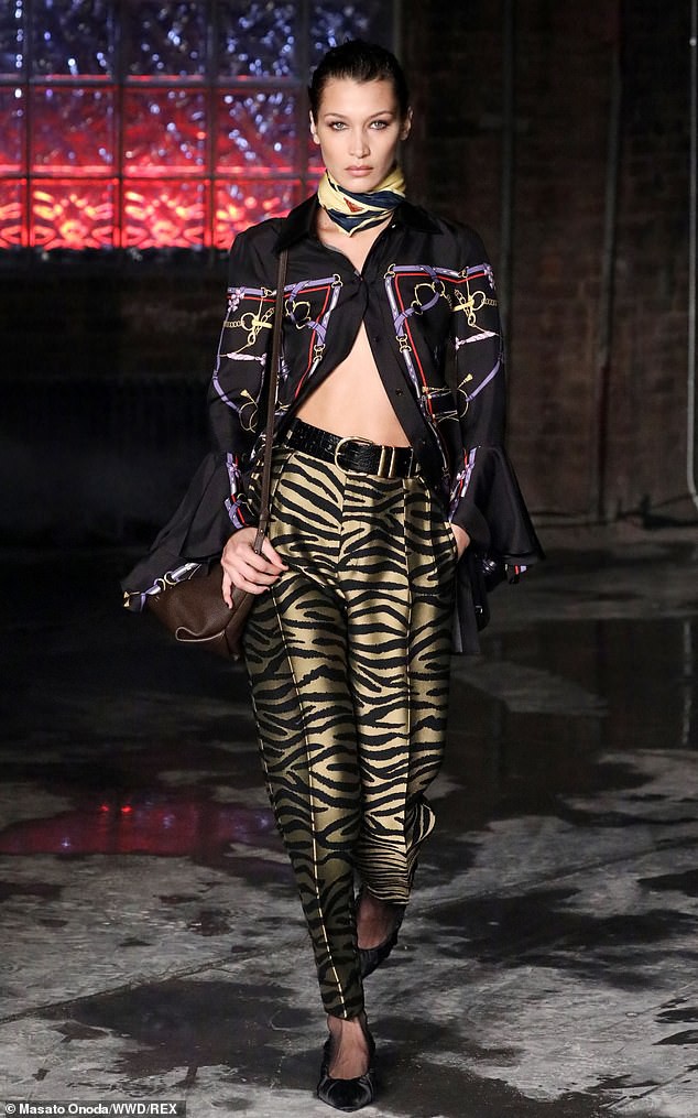 bella hadid buong nut ao ho hung, khoe vong eo san chac ra pho hinh 4