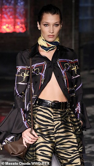 bella hadid buong nut ao ho hung, khoe vong eo san chac ra pho hinh 6