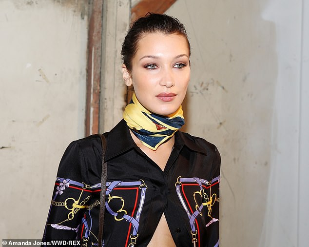 bella hadid buong nut ao ho hung, khoe vong eo san chac ra pho hinh 7