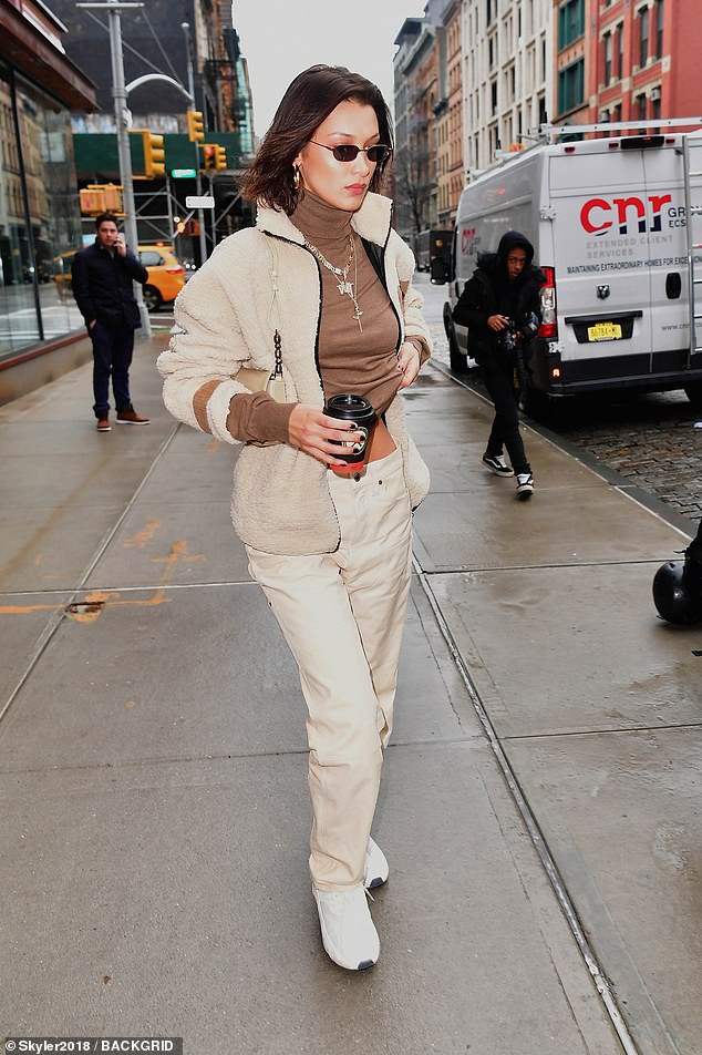 bella hadid buong nut ao ho hung, khoe vong eo san chac ra pho hinh 8