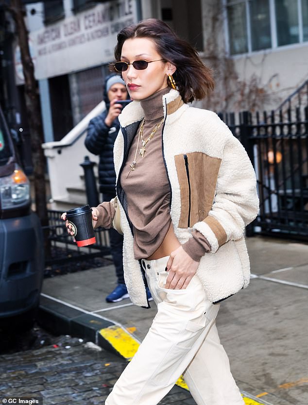 bella hadid buong nut ao ho hung, khoe vong eo san chac ra pho hinh 9