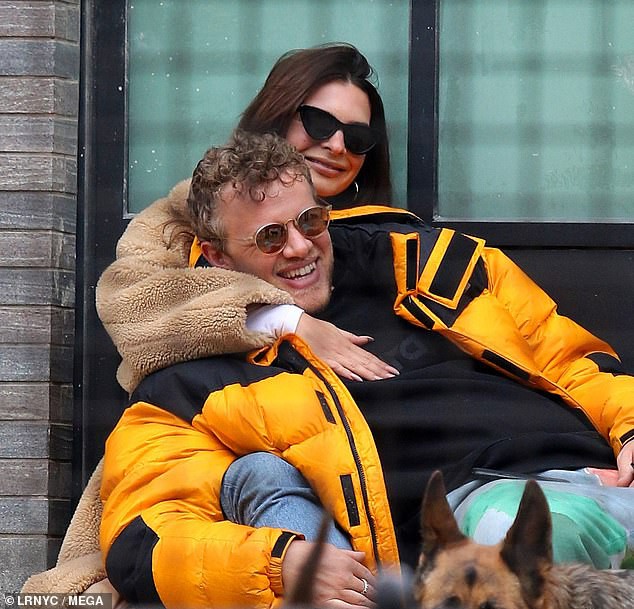 "chan dai" emily ratajkowski au yem om chong khi di choi cong vien hinh 3