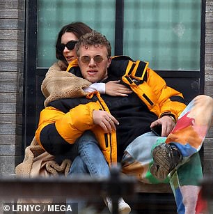 "chan dai" emily ratajkowski au yem om chong khi di choi cong vien hinh 6