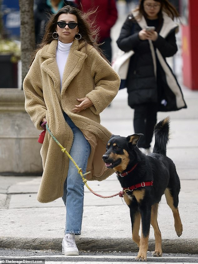 "chan dai" emily ratajkowski au yem om chong khi di choi cong vien hinh 7