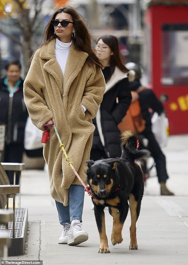 "chan dai" emily ratajkowski au yem om chong khi di choi cong vien hinh 8