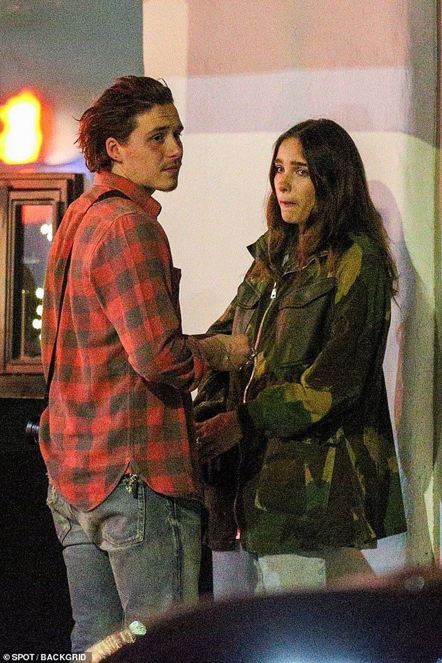 "tinh cu" brooklyn beckham lanh lung, le bong du su kien thoi trang hinh 7