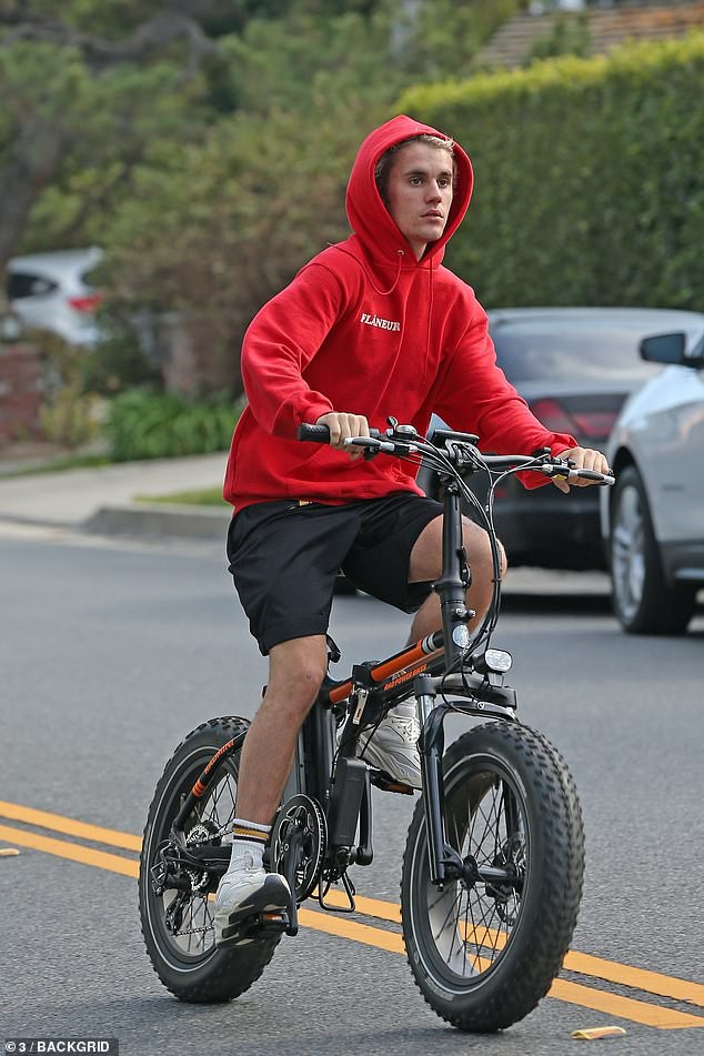 justin bieber binh than dao pho sau khi thu nhan doi xu te voi selena  hinh 1