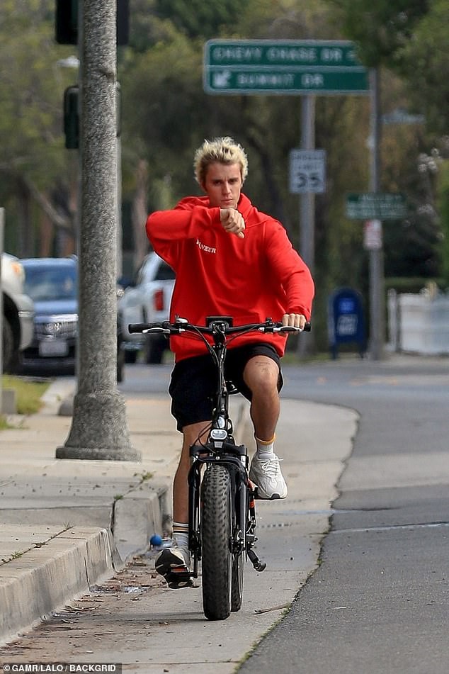 justin bieber binh than dao pho sau khi thu nhan doi xu te voi selena  hinh 3