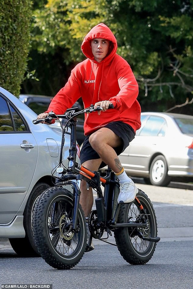 justin bieber binh than dao pho sau khi thu nhan doi xu te voi selena  hinh 4