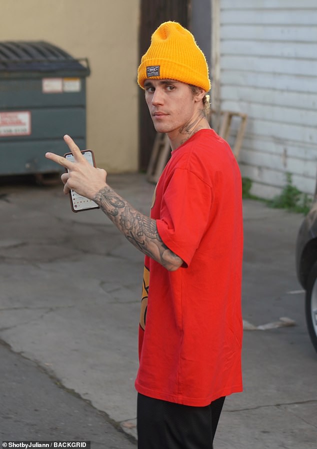 justin bieber binh than dao pho sau khi thu nhan doi xu te voi selena  hinh 7
