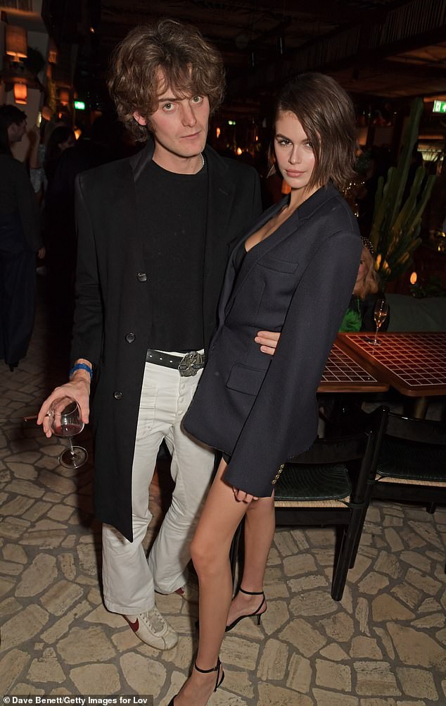 con gai cindy crawford mac do goi cam du tiec sau khi chia tay ban trai hinh 5