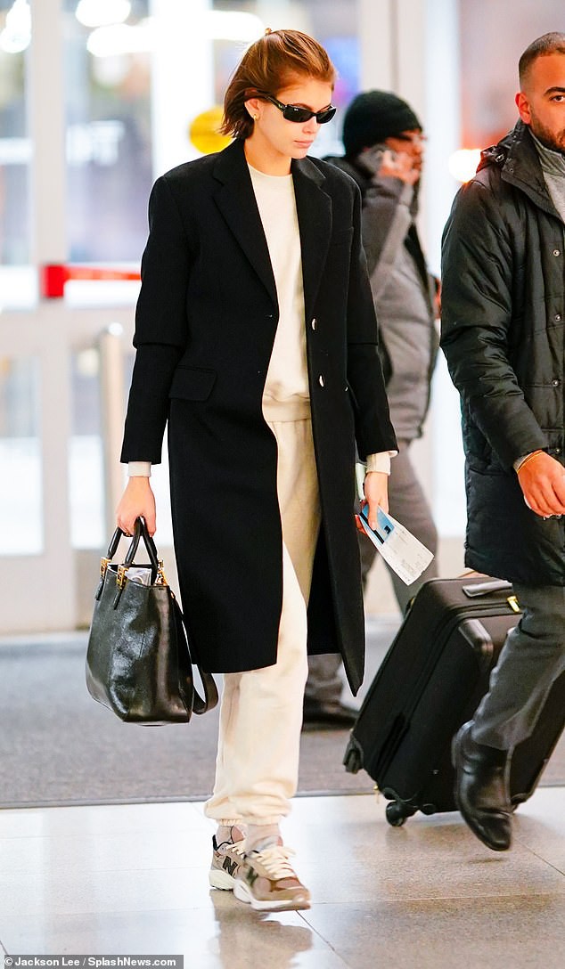 con gai cindy crawford mac do goi cam du tiec sau khi chia tay ban trai hinh 8