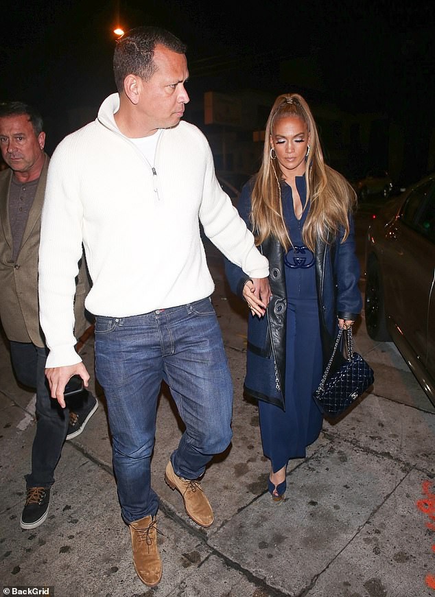 jennifer lopez mac dam bo sat, khoe duong cong nong bong o tuoi 50 hinh 7