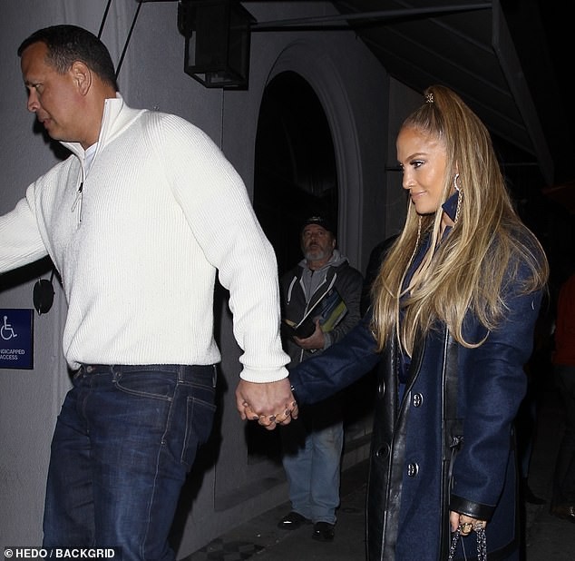 jennifer lopez mac dam bo sat, khoe duong cong nong bong o tuoi 50 hinh 9