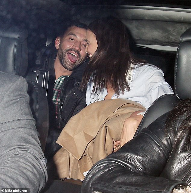 irina shayk tai xuat xinh dep o san bay sau on ao than mat ben trai la hinh 6