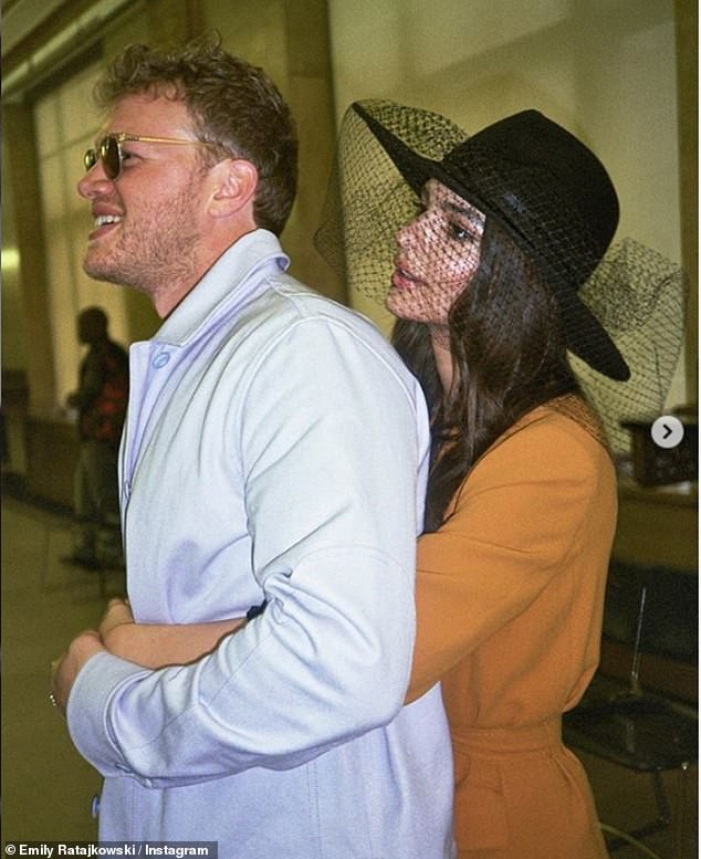 emily ratajkowski dien "mot" khong noi y hung ho sai buoc tren pho hinh 3