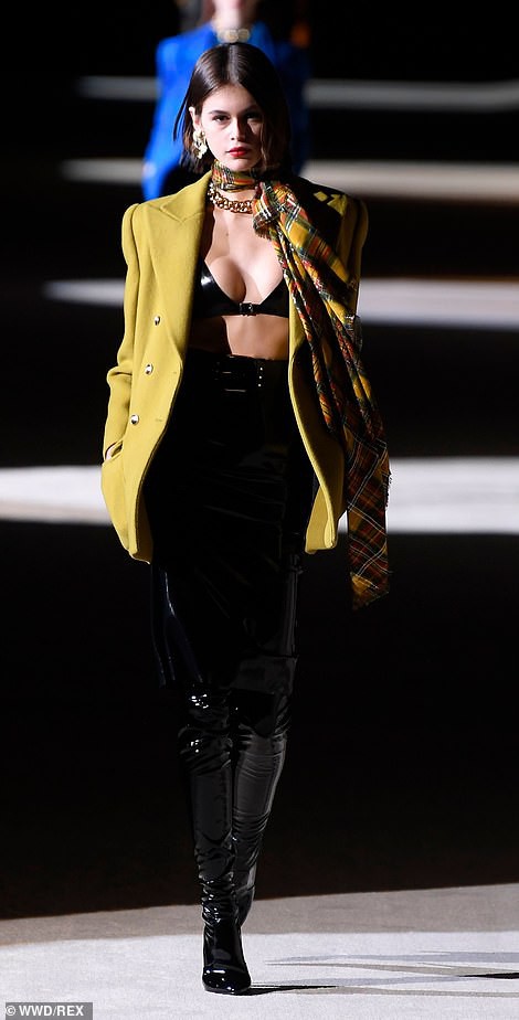kaia gerber dien "mot" khoe noi y nong bong tren san catwalk hinh 1