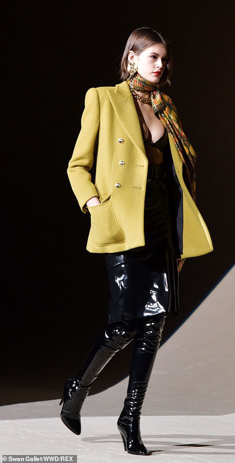 kaia gerber dien "mot" khoe noi y nong bong tren san catwalk hinh 2