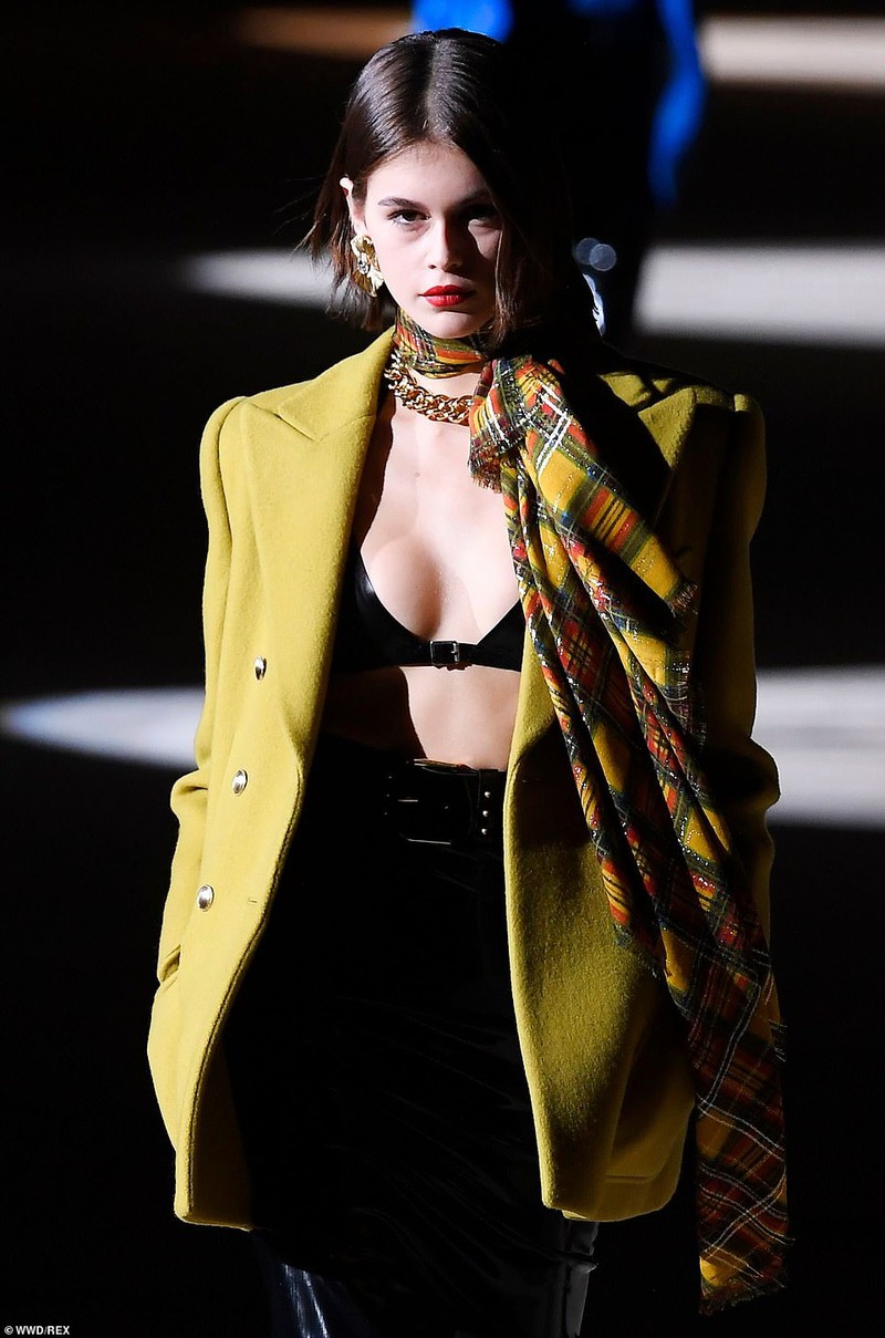 kaia gerber dien "mot" khoe noi y nong bong tren san catwalk hinh 3