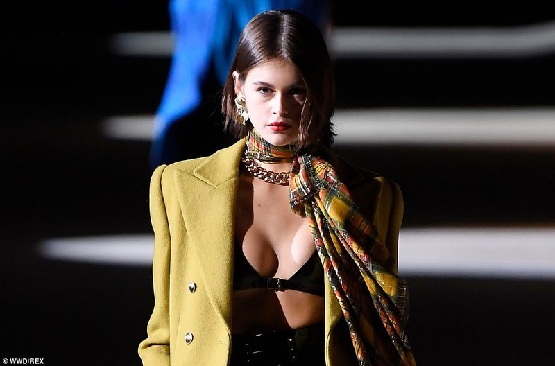 kaia gerber dien "mot" khoe noi y nong bong tren san catwalk hinh 4