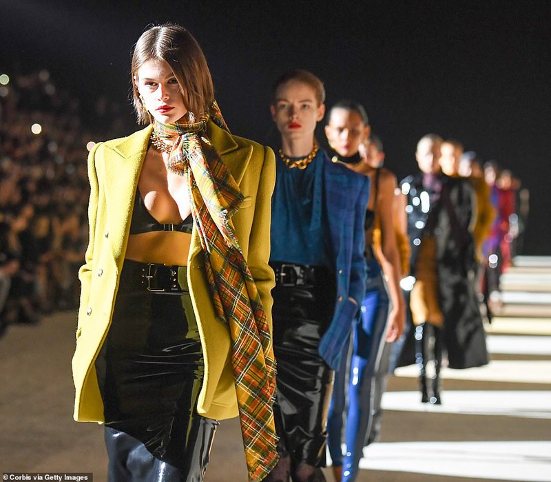 kaia gerber dien "mot" khoe noi y nong bong tren san catwalk hinh 5