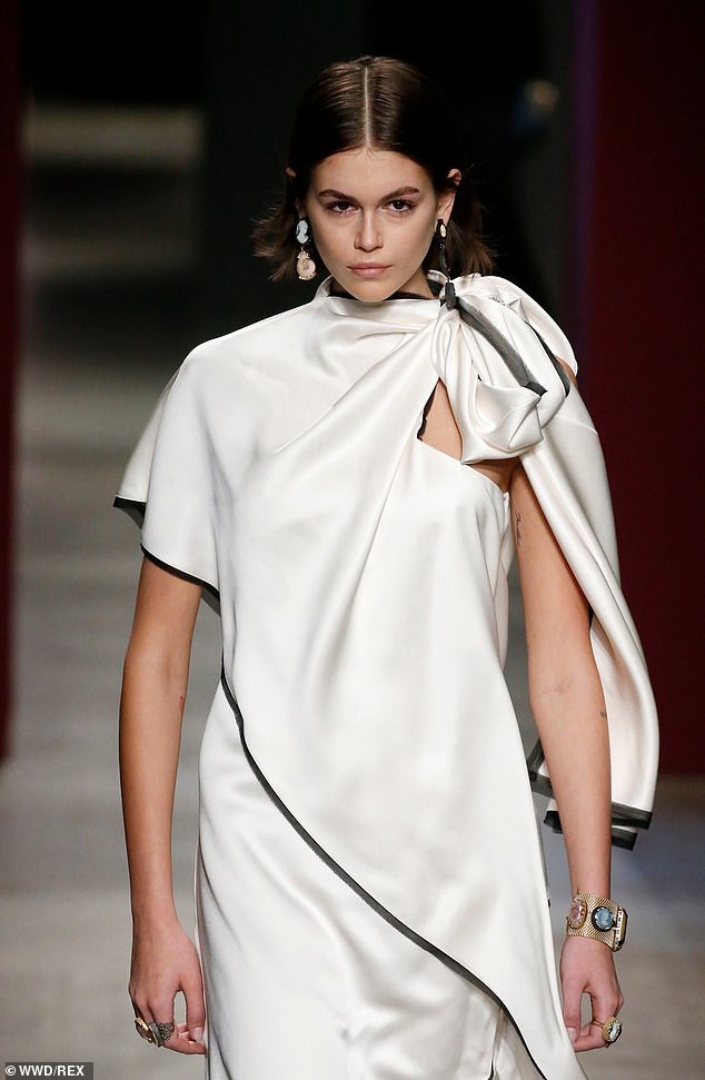 kaia gerber dien "mot" khoe noi y nong bong tren san catwalk hinh 8