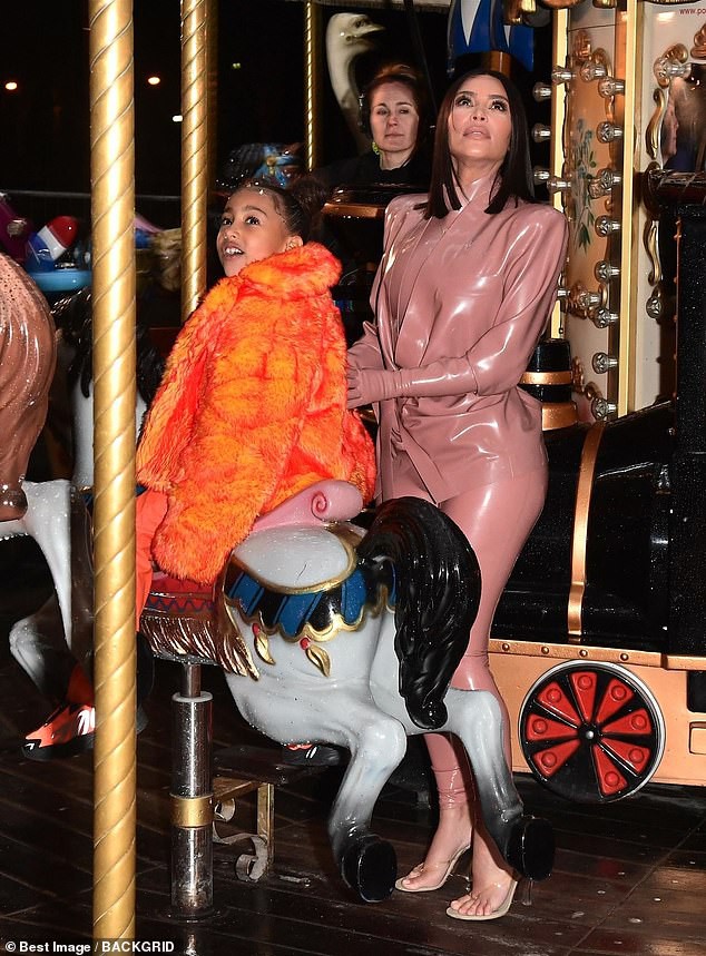 kim kardashian cung chi gai vui ve dua cac con di choi sau cuoc au da  hinh 10