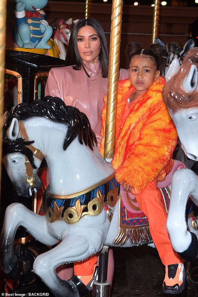 kim kardashian cung chi gai vui ve dua cac con di choi sau cuoc au da  hinh 1