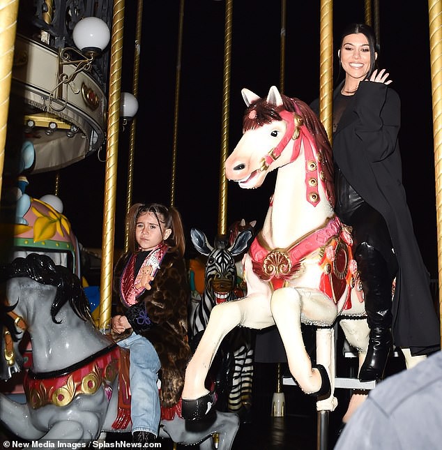 kim kardashian cung chi gai vui ve dua cac con di choi sau cuoc au da  hinh 2