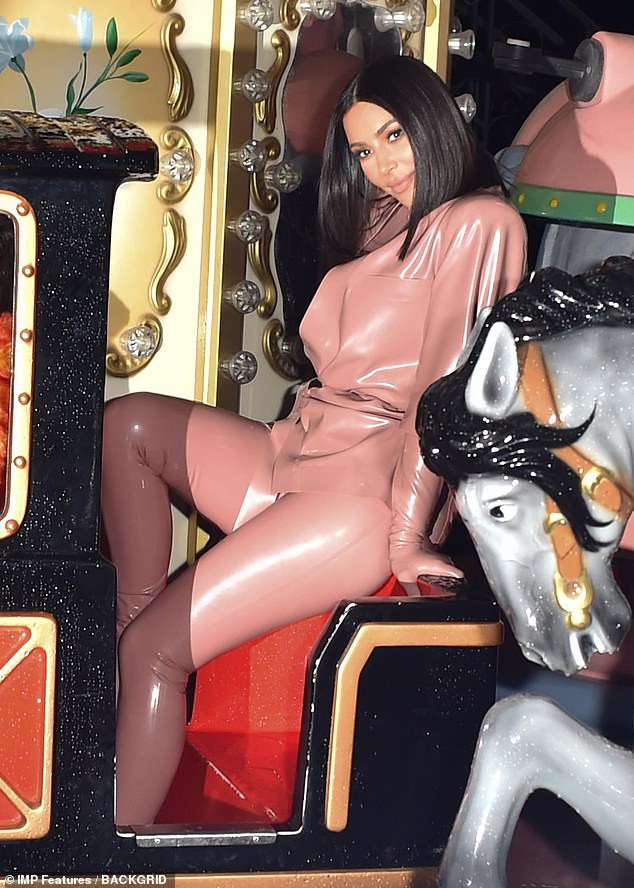 kim kardashian cung chi gai vui ve dua cac con di choi sau cuoc au da  hinh 3