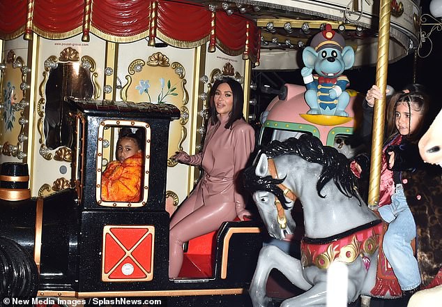 kim kardashian cung chi gai vui ve dua cac con di choi sau cuoc au da  hinh 4